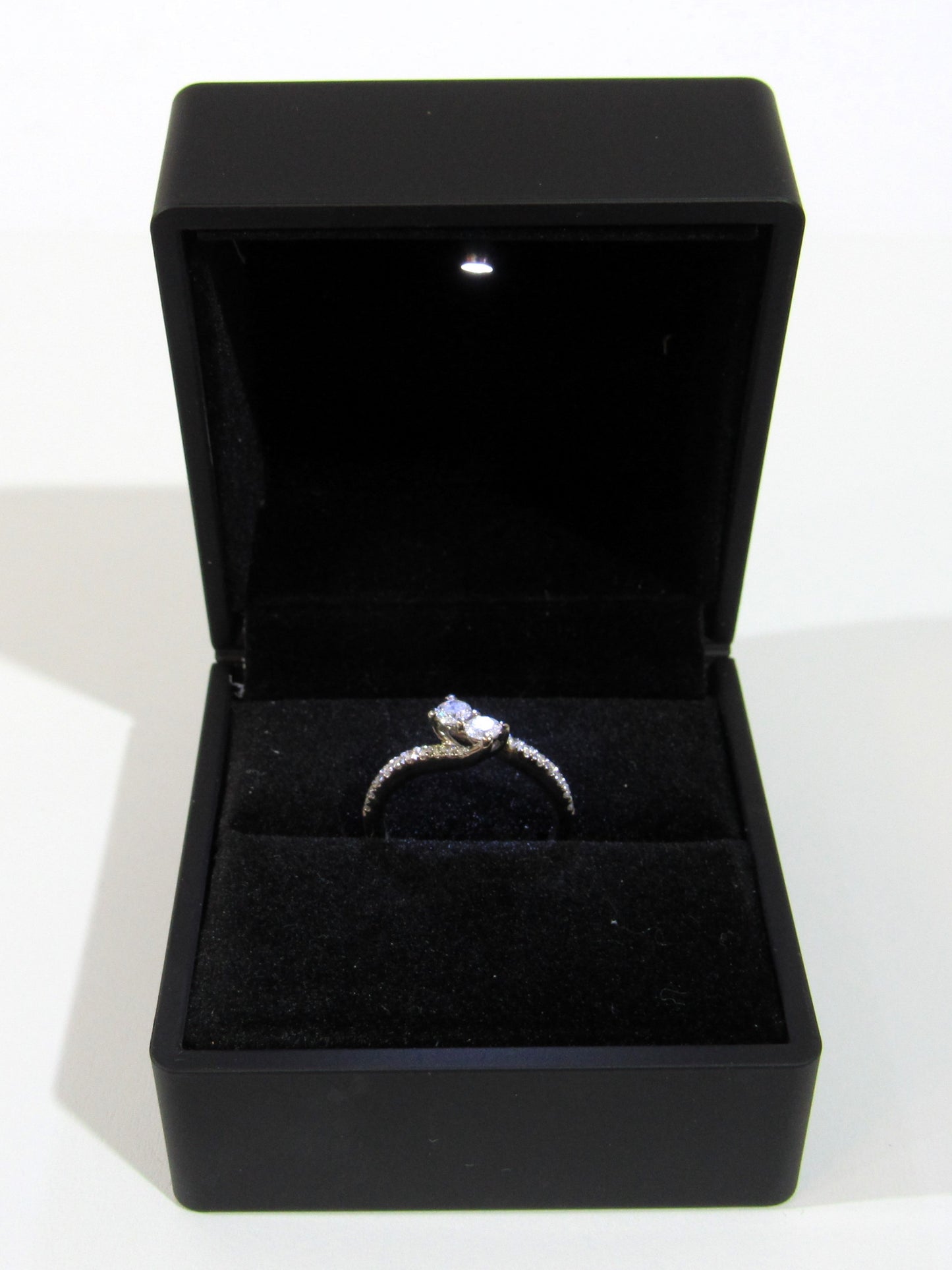 Anillo de diamantes "tú y yo" sobre oro blanco de 14 quilates