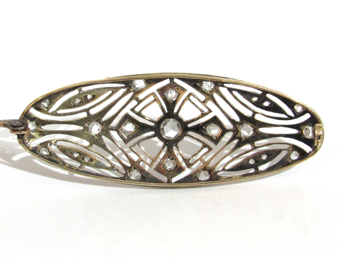 Broche oval de diamantes sobre oro blanco