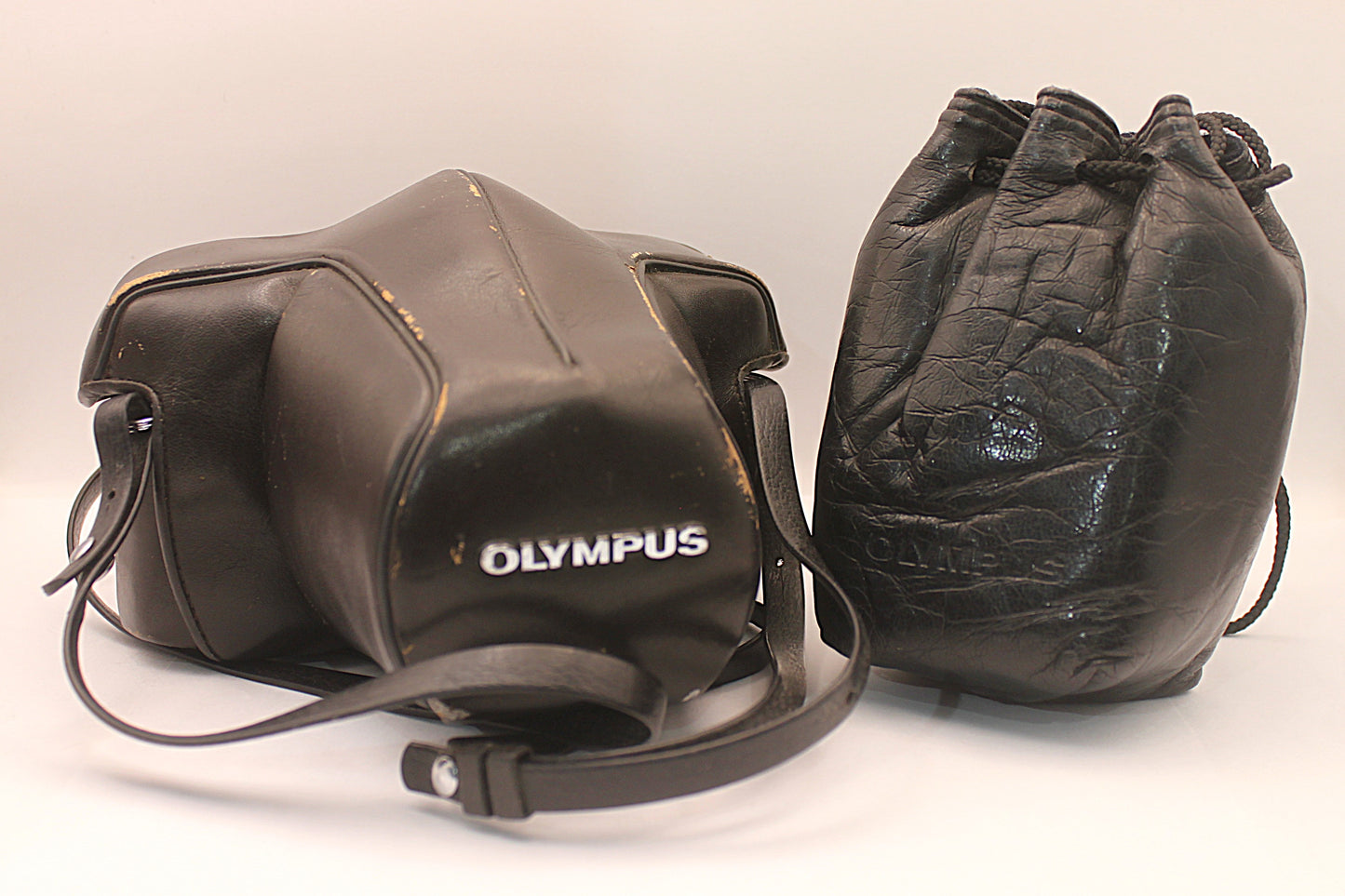 Cámara fotográfica Olympus OM-1 con flash Vivitar 125