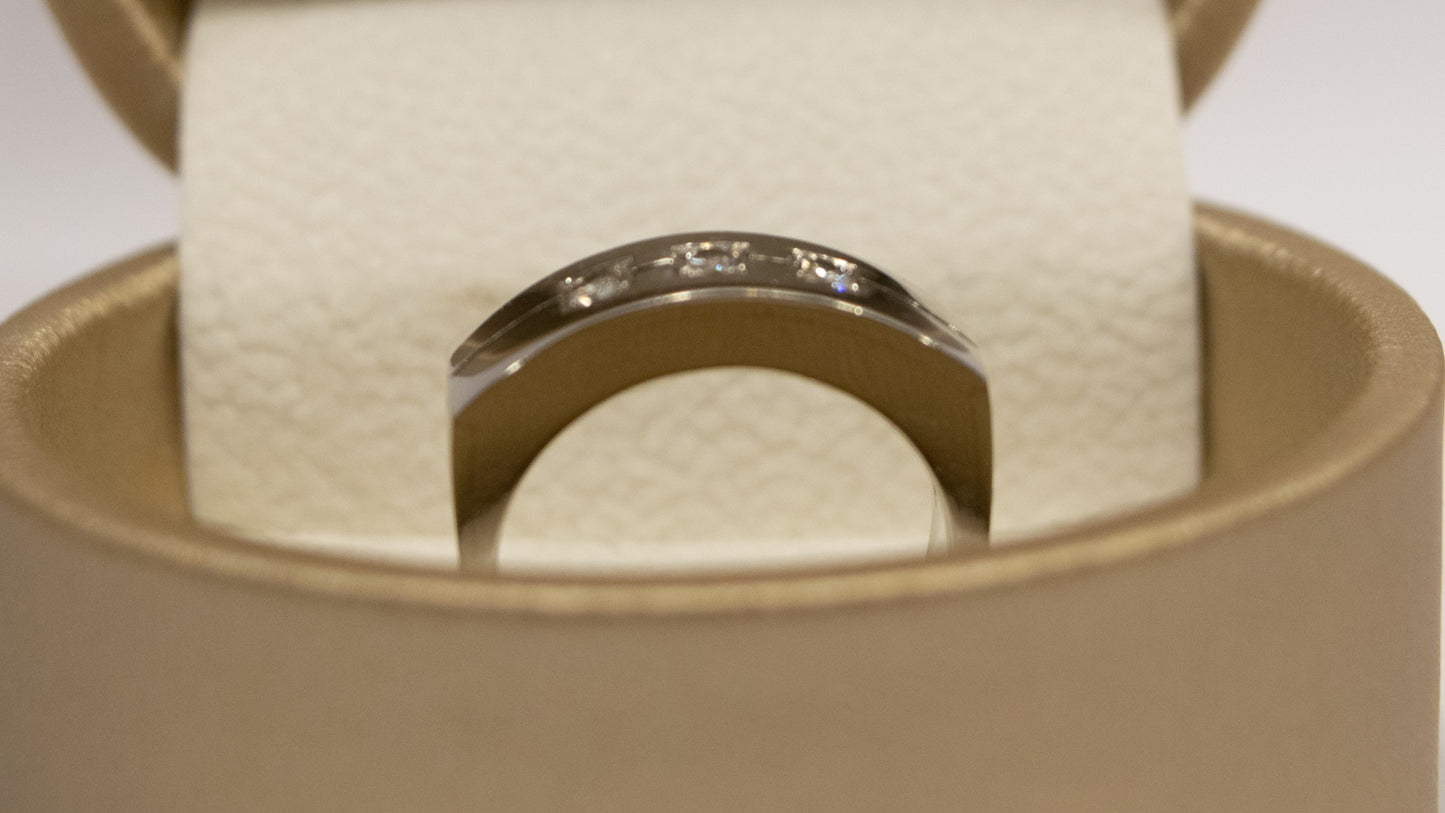 Anillo de diamantes sobre oro blanco de 18 quilates