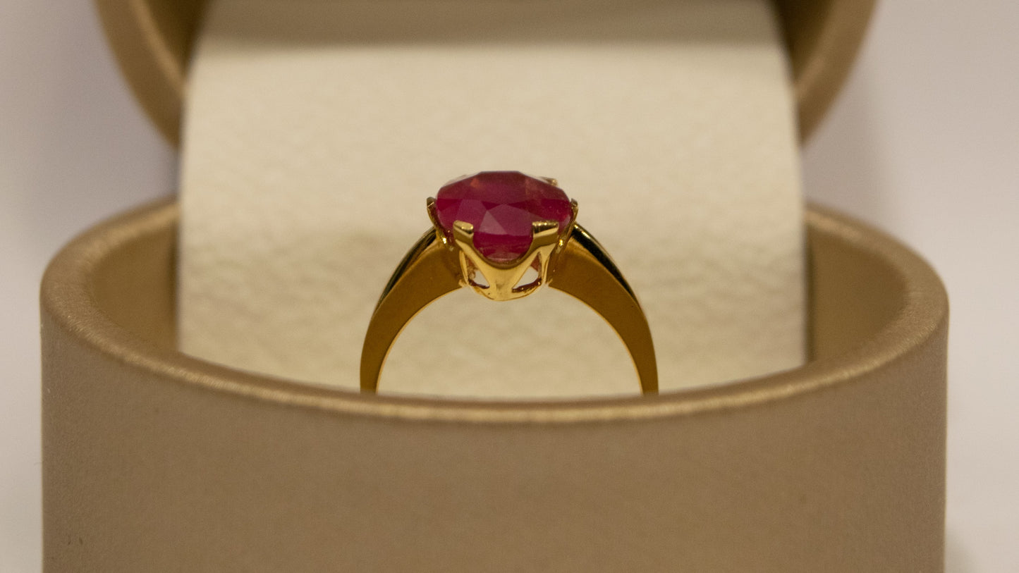 Anillo de rubí sobre oro amarillo de 18 quilates