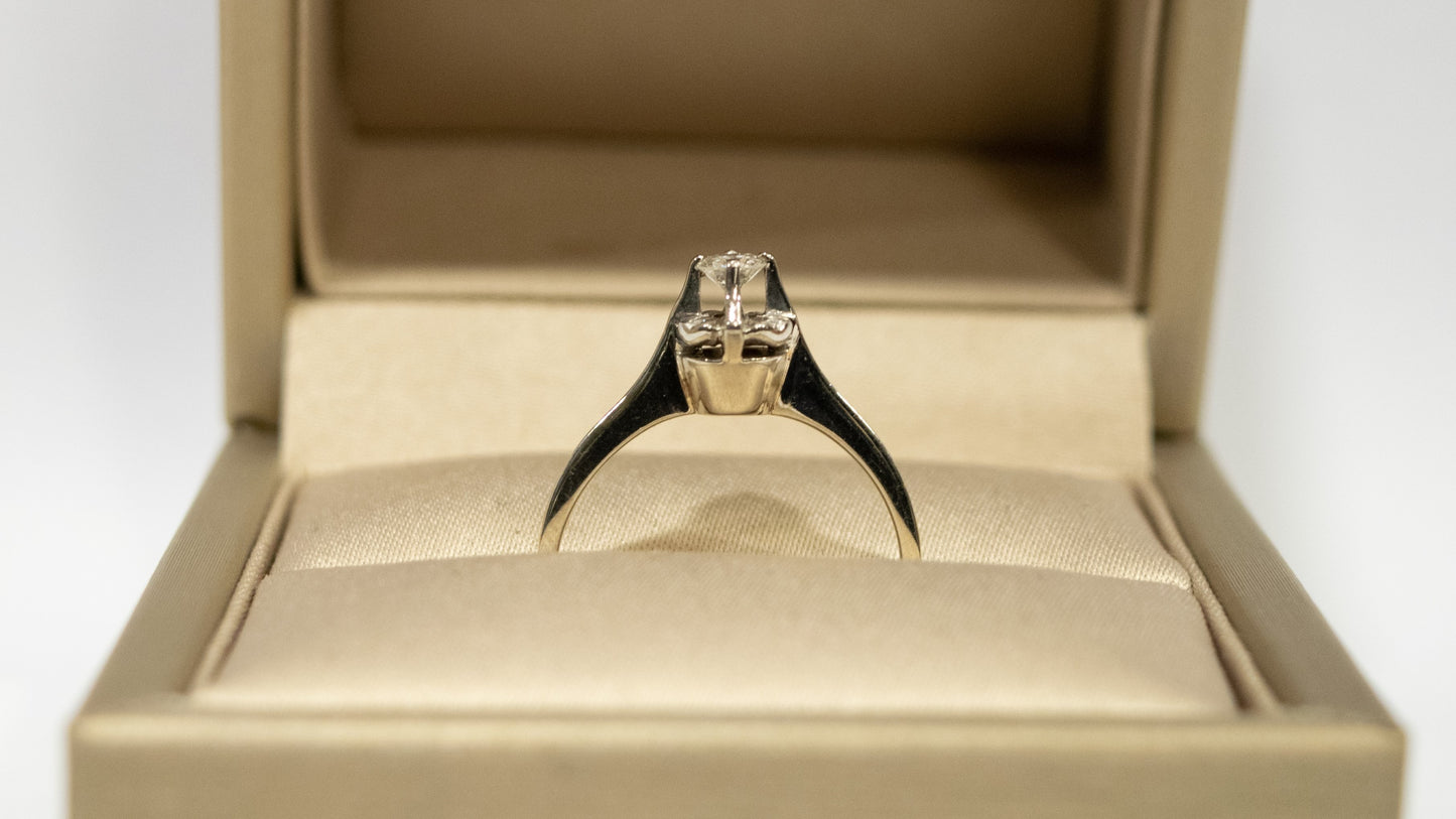 Anillo de diamante solitario estilo vintage sobre oro blanco de 18 quilates