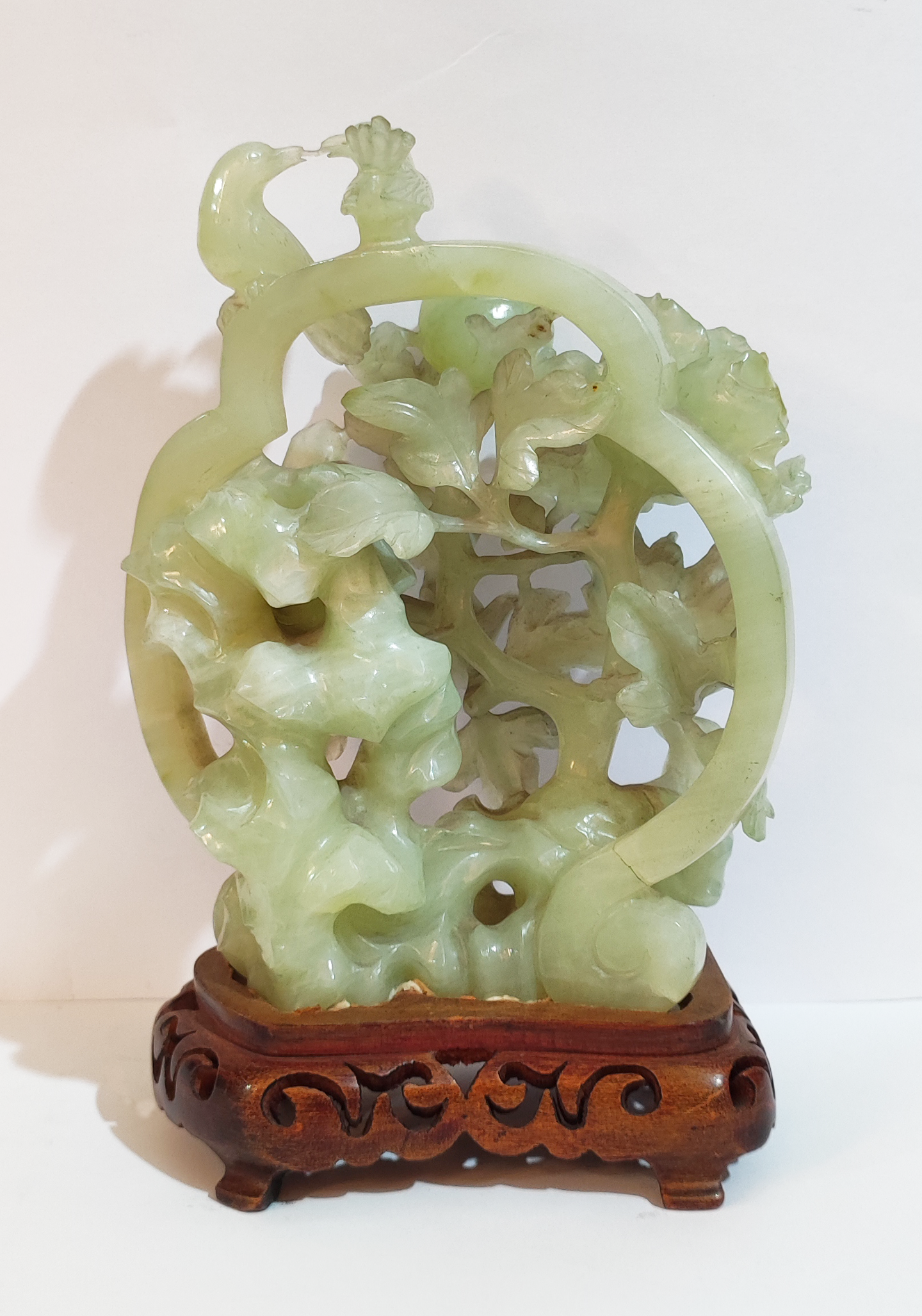 Aves y rosas en jade (escultura)