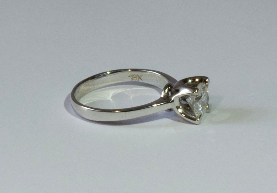 Anillo de diamante solitario sobre oro blanco de 18 quilates