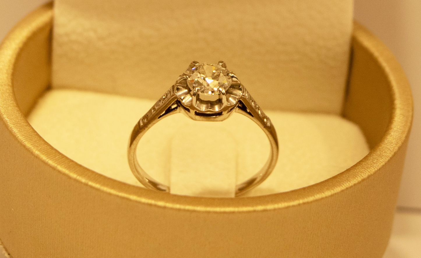 Anillo de diamantes sobre oro blanco de 18 quilates