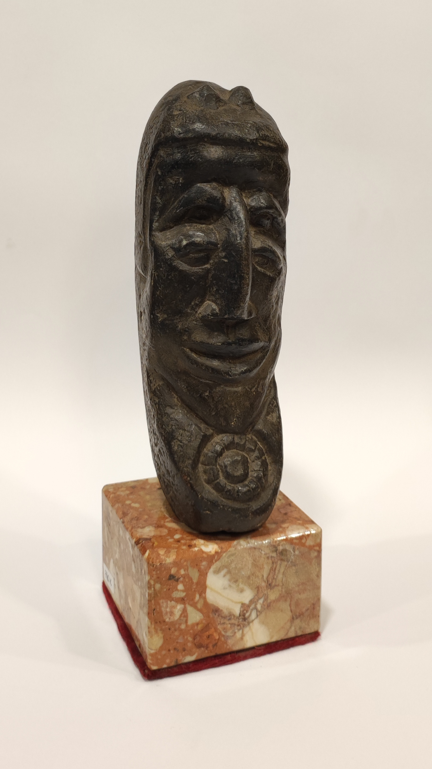 Cabeza de piedra (escultura polinesia)