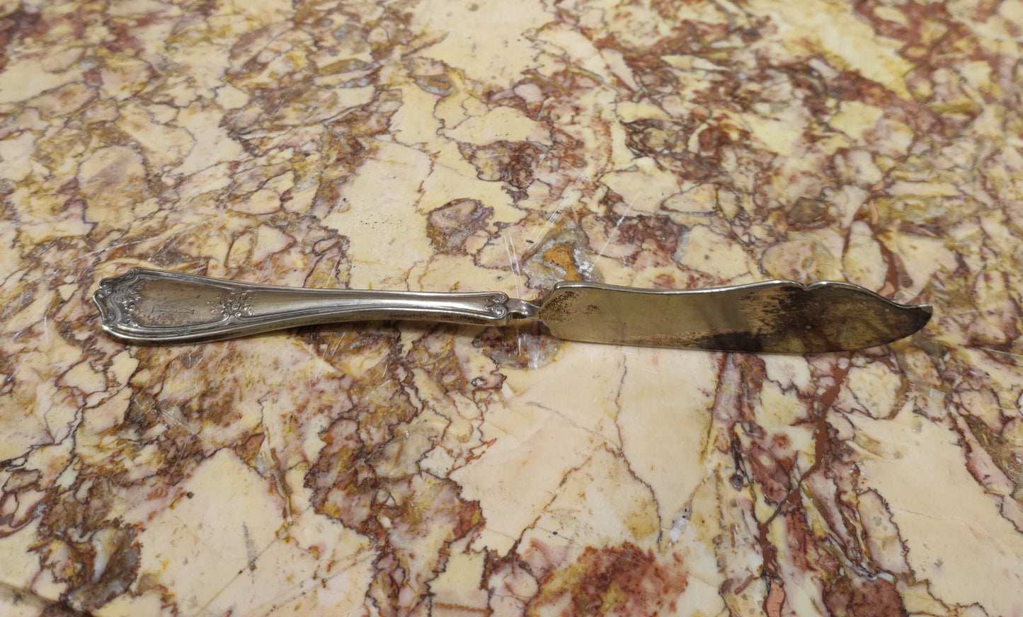 Mantequillera antigua con cuchillo