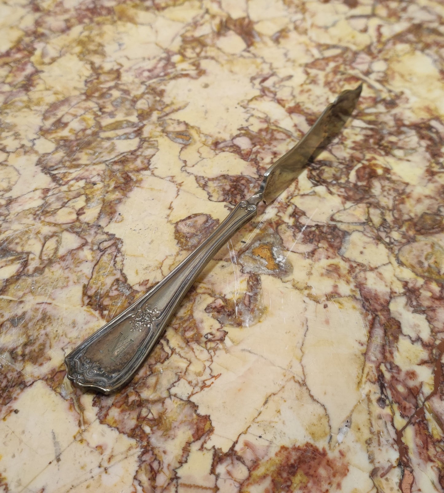 Mantequillera antigua con cuchillo