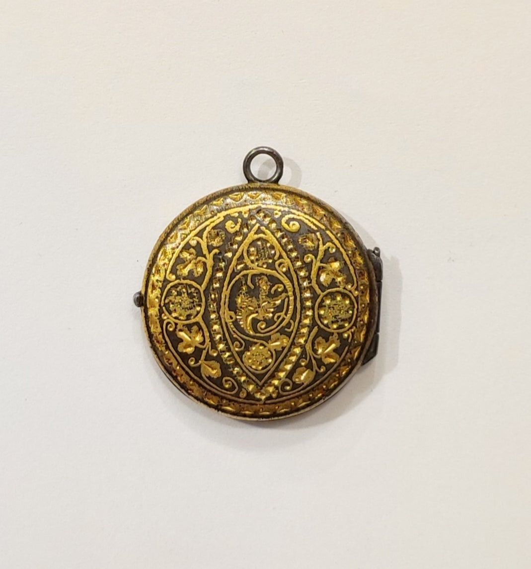 Dije portarretratos con damasquinado