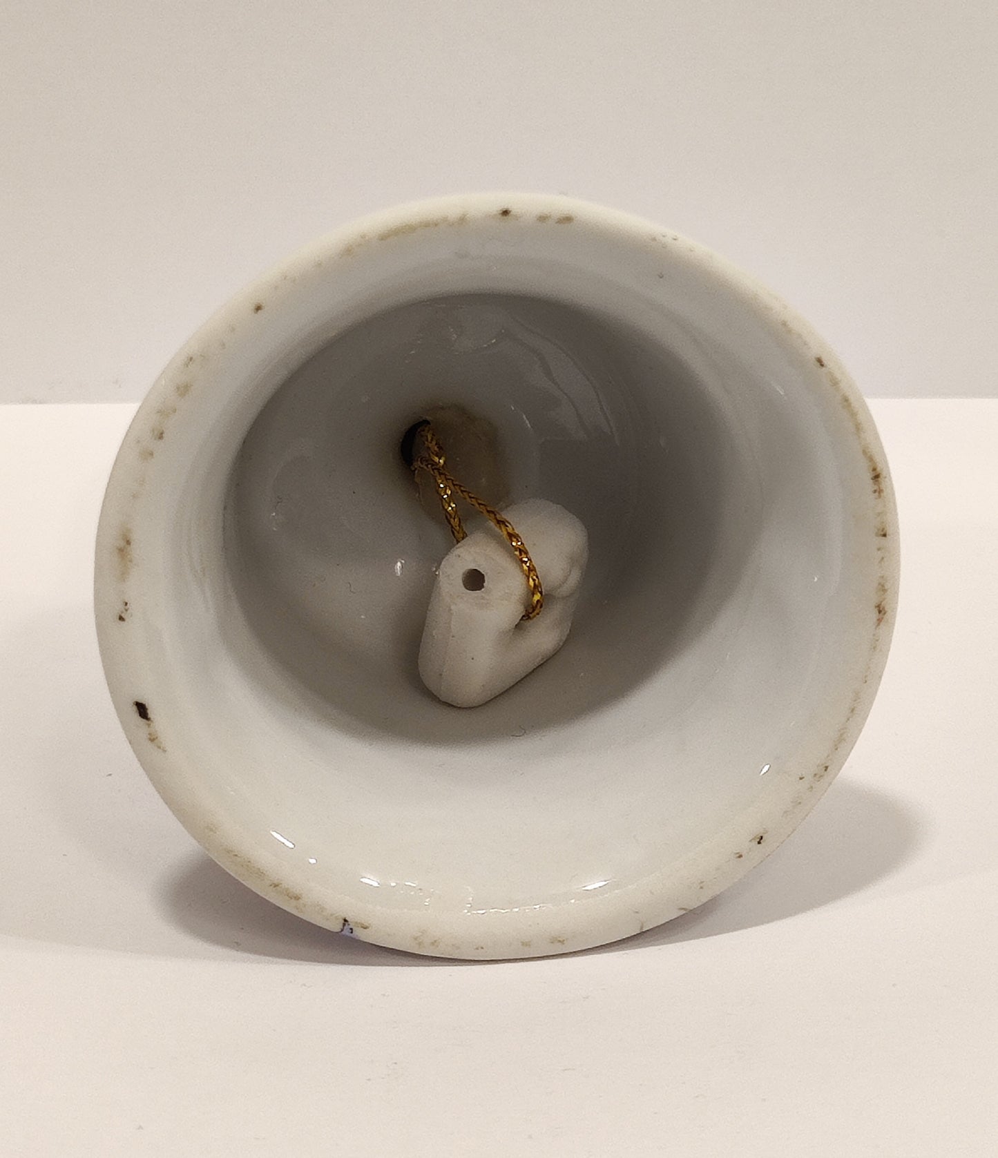 Campanilla de porcelana decorada con flores