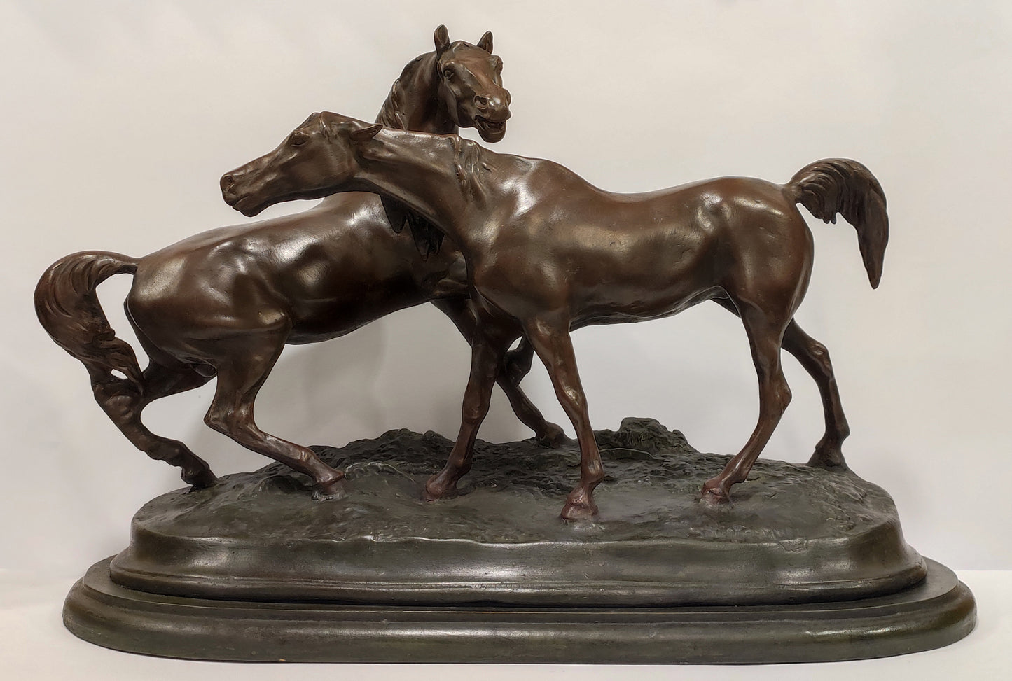 El Abrazo - Caballos en cortejo (escultura)