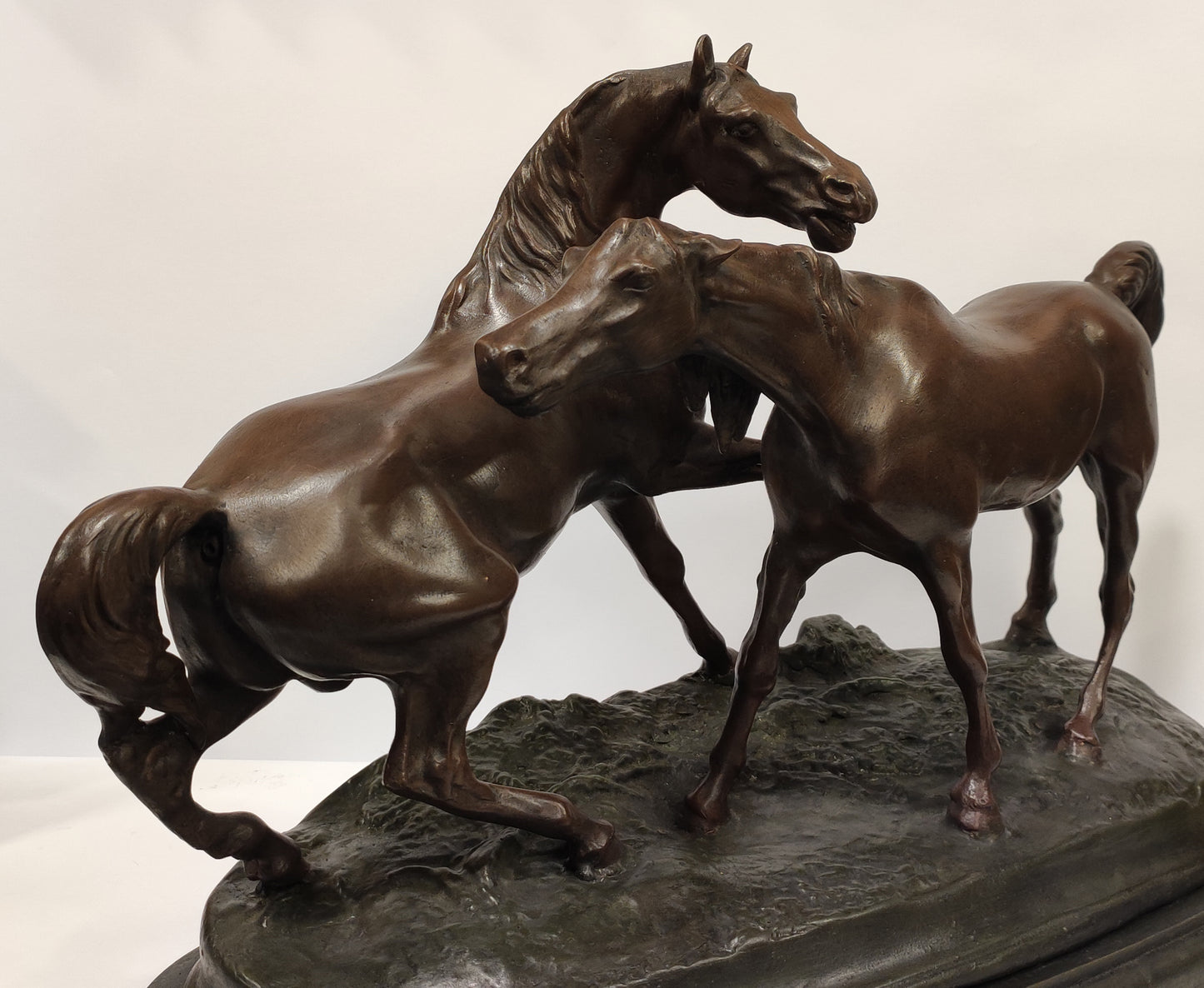 El Abrazo - Caballos en cortejo (escultura)