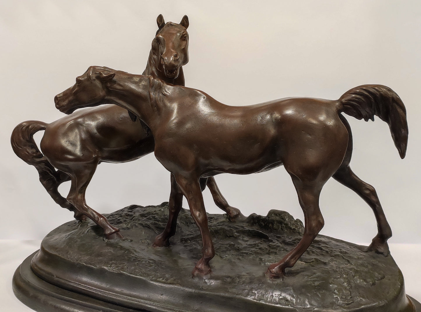 El Abrazo - Caballos en cortejo (escultura)