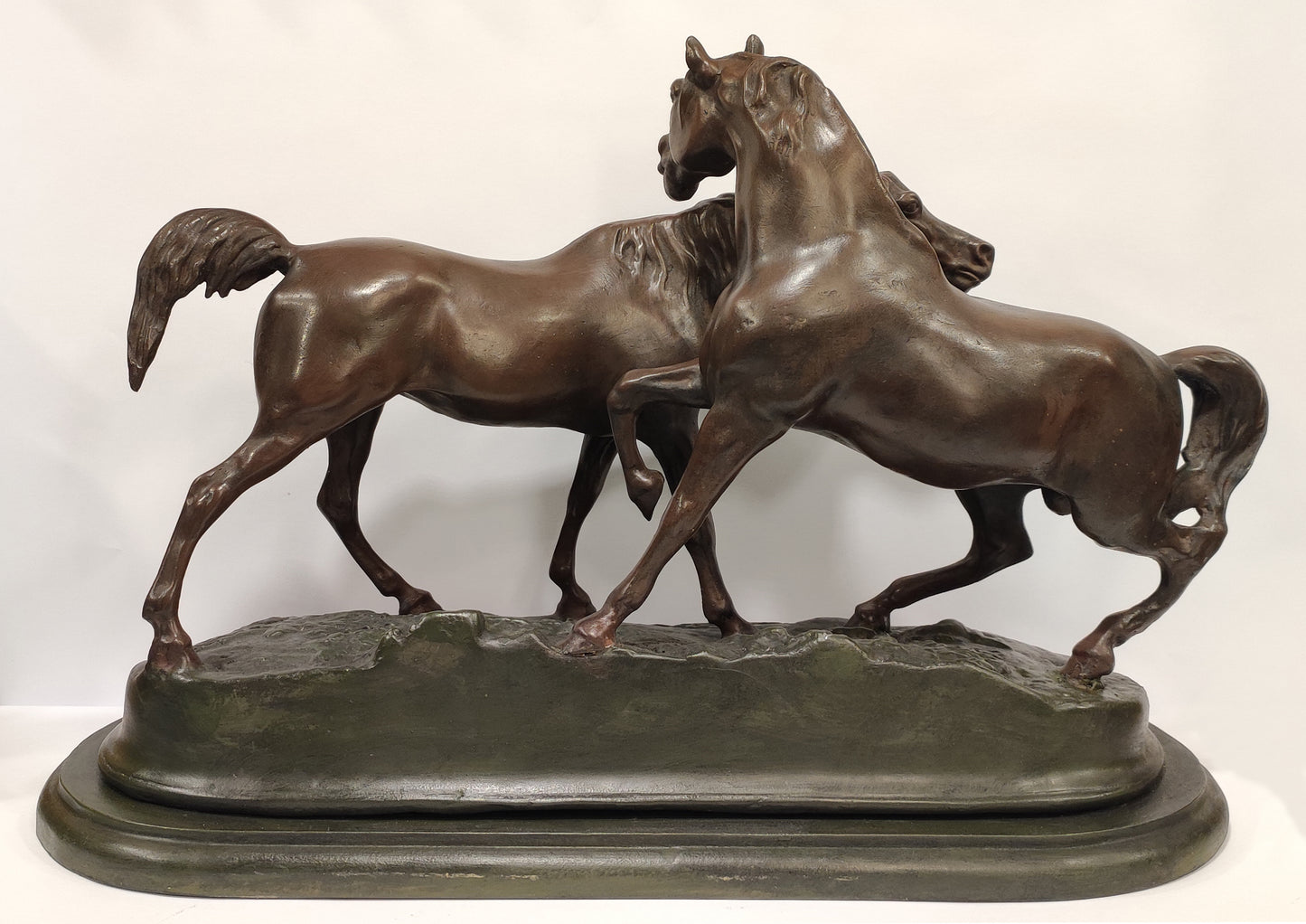 El Abrazo - Caballos en cortejo (escultura)