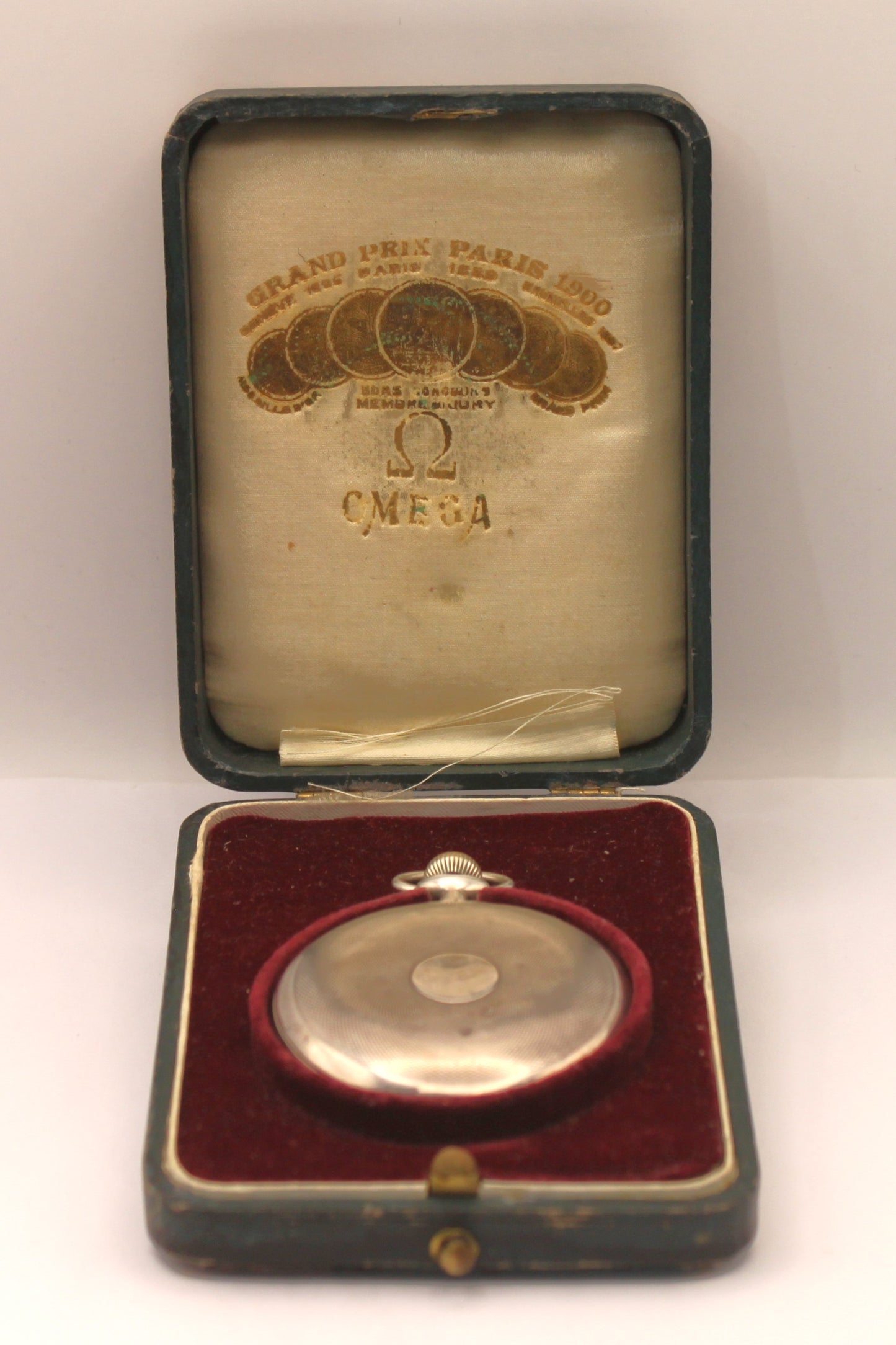 Reloj de bolsillo Omega en plata con su caja