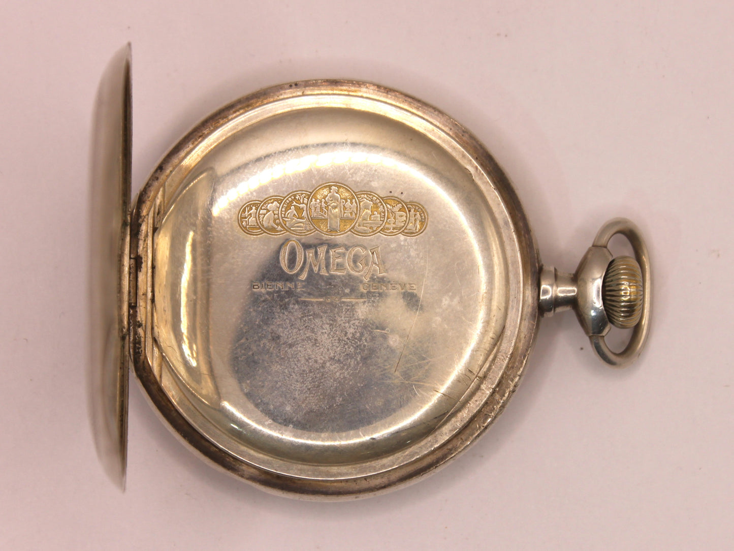 Reloj de bolsillo Omega en plata con su caja