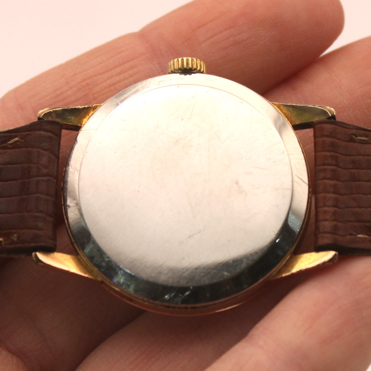 Reloj de pulsera Omega dorado (correa marrón)