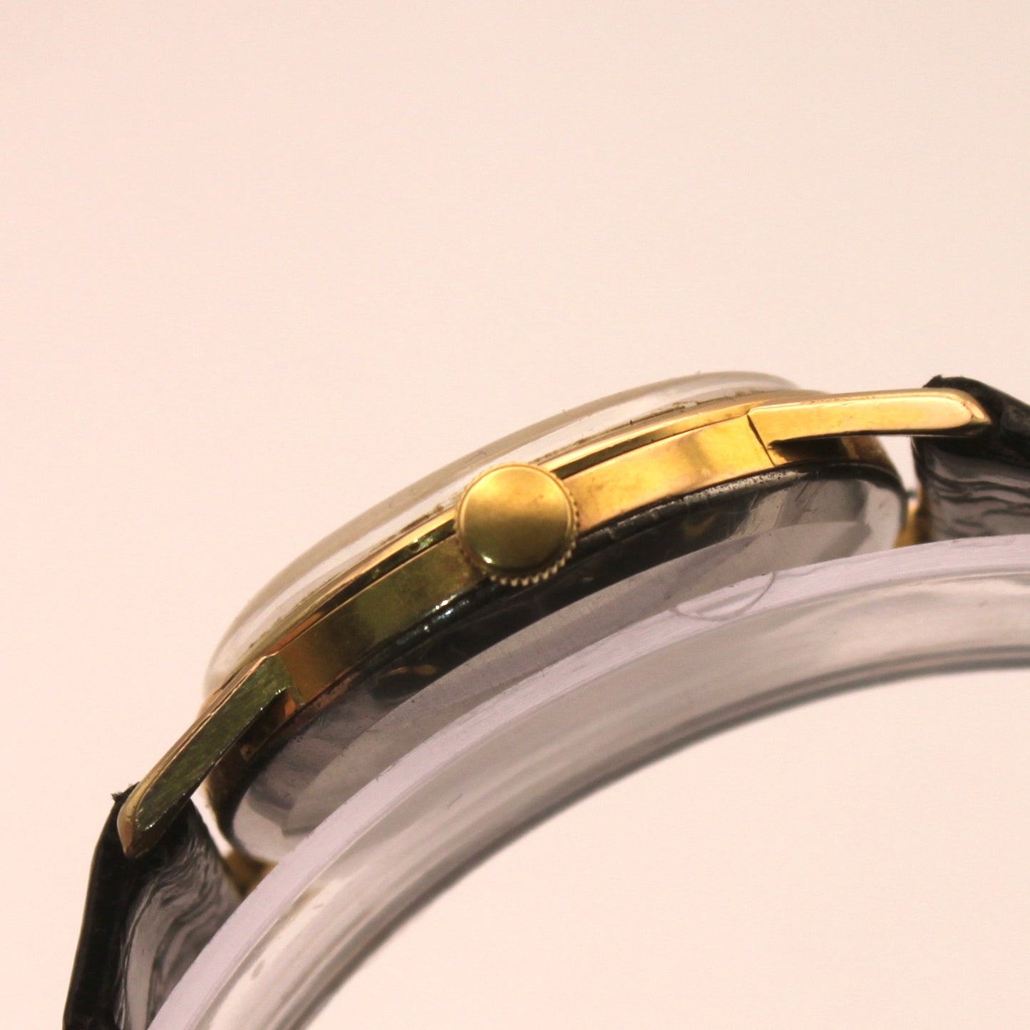 Reloj de pulsera Omega dorado (correa negra)