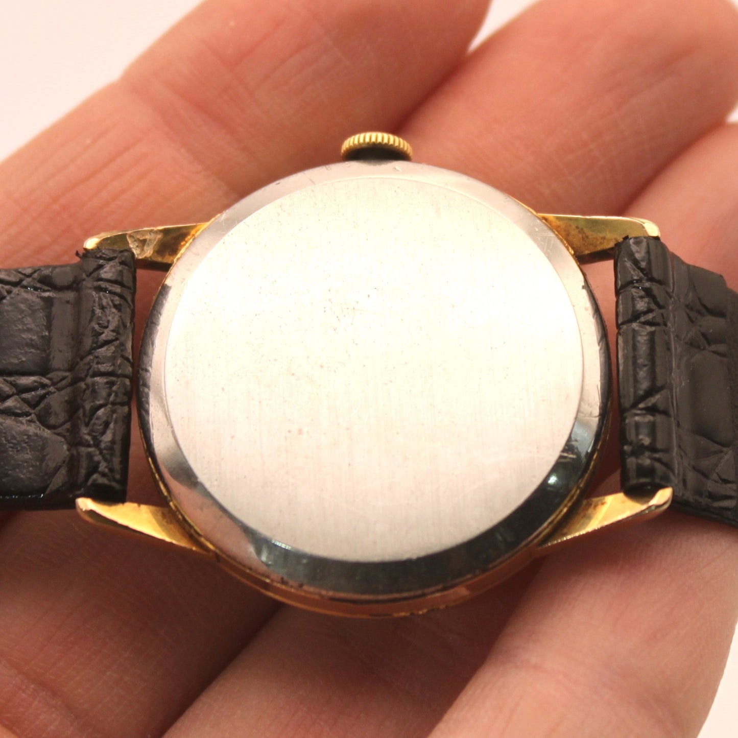 Reloj de pulsera Omega dorado (correa negra)