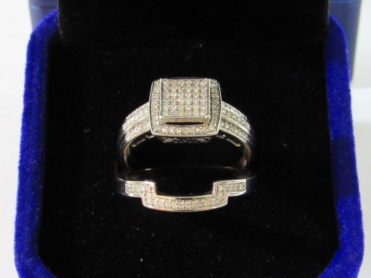 Anillo doble de diamantes sobre oro blanco de 10 quilates