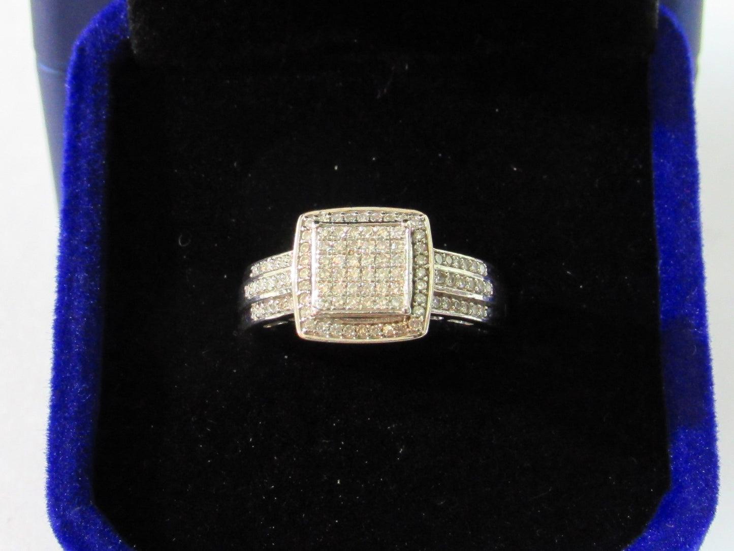 Anillo doble de diamantes sobre oro blanco de 10 quilates