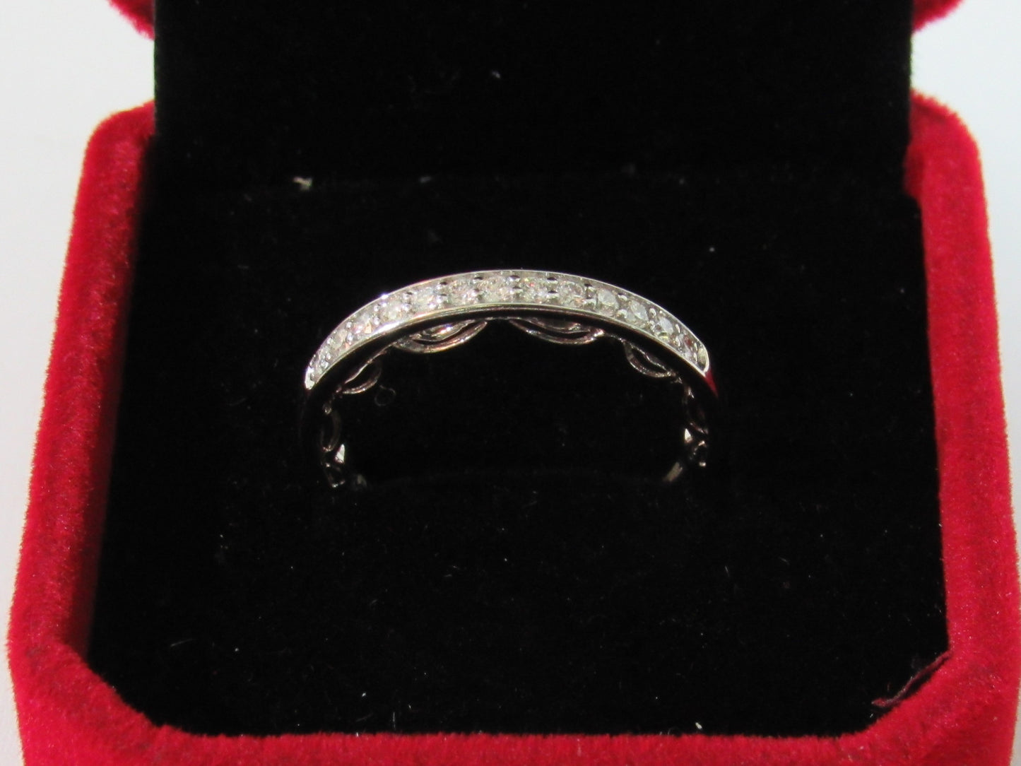 Anillo de diamantes en cintillo sobre oro blanco de 14 quilates