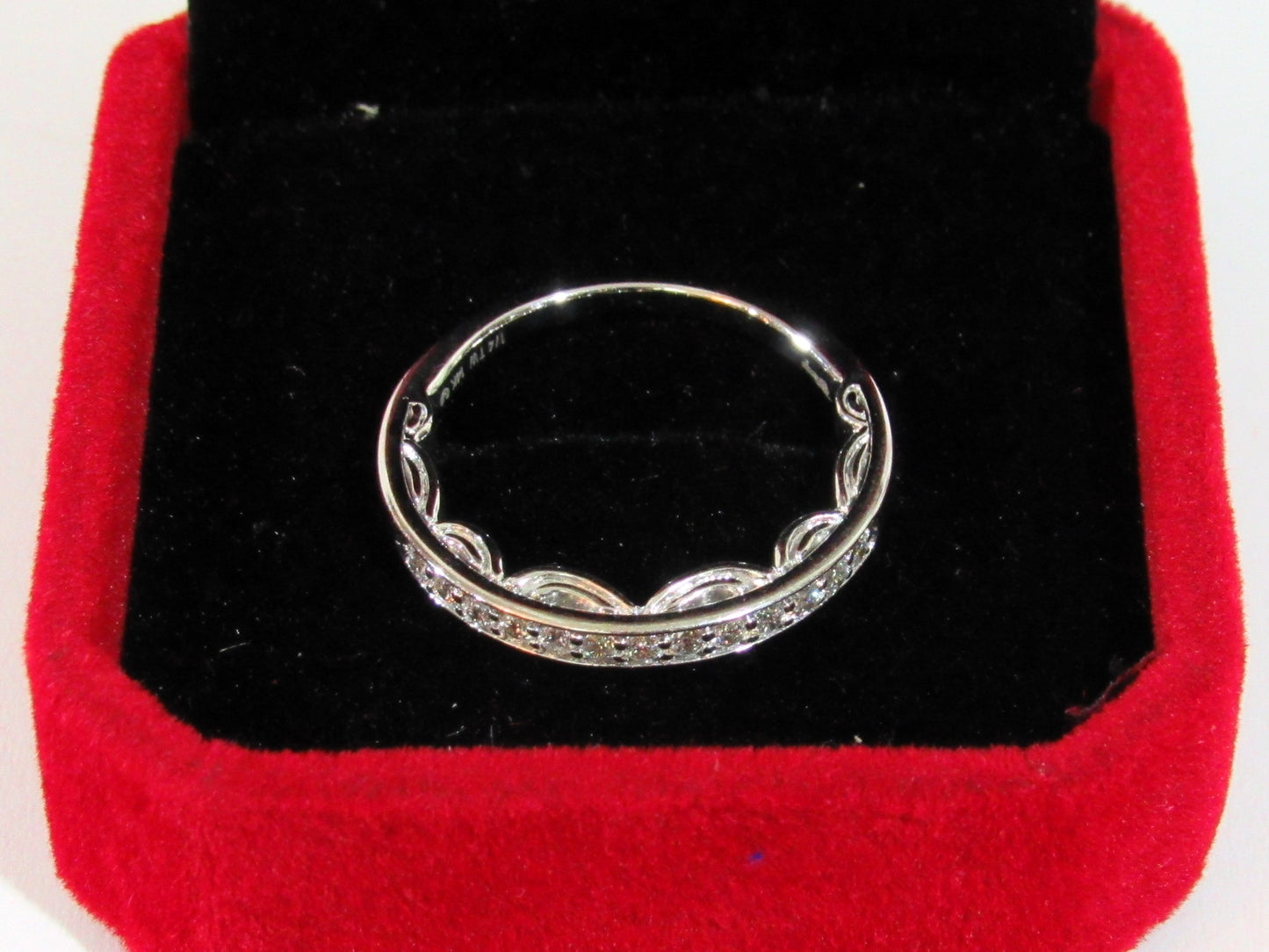 Anillo de diamantes en cintillo sobre oro blanco de 14 quilates