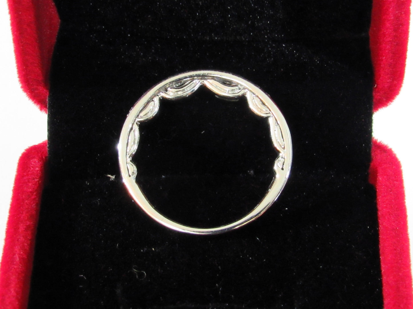 Anillo de diamantes en cintillo sobre oro blanco de 14 quilates