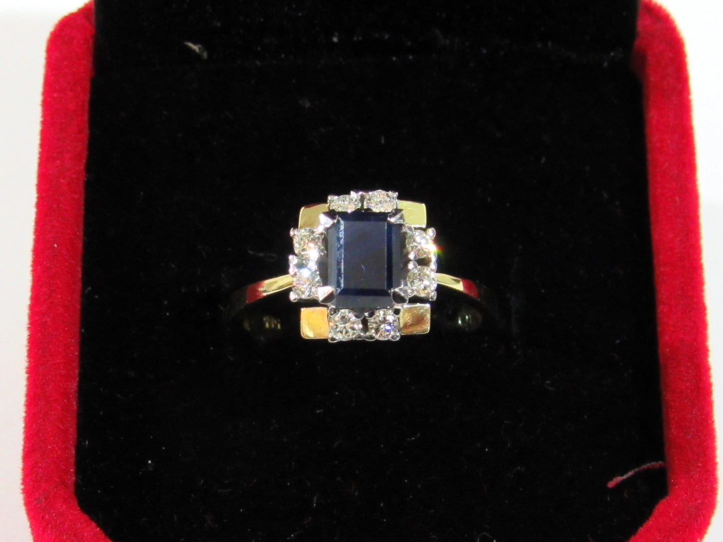 Anillo de zafiro y diamantes sobre oro amarillo de 14 quilates