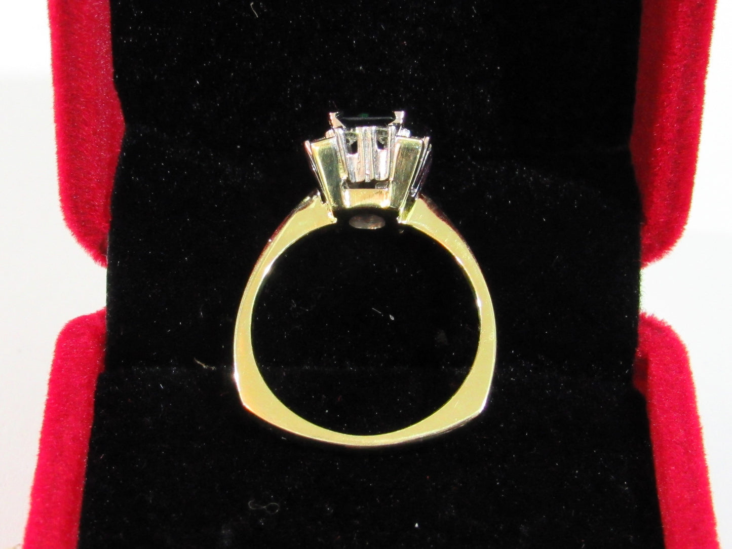 Anillo de zafiro y diamantes sobre oro amarillo de 14 quilates