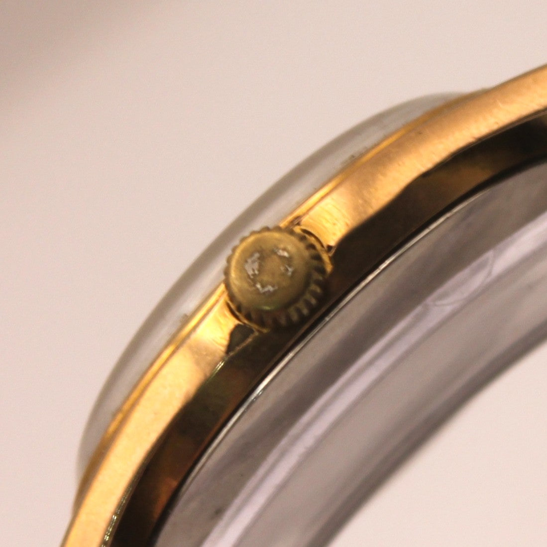 Reloj de pulsera Omega dorado (correa negra)