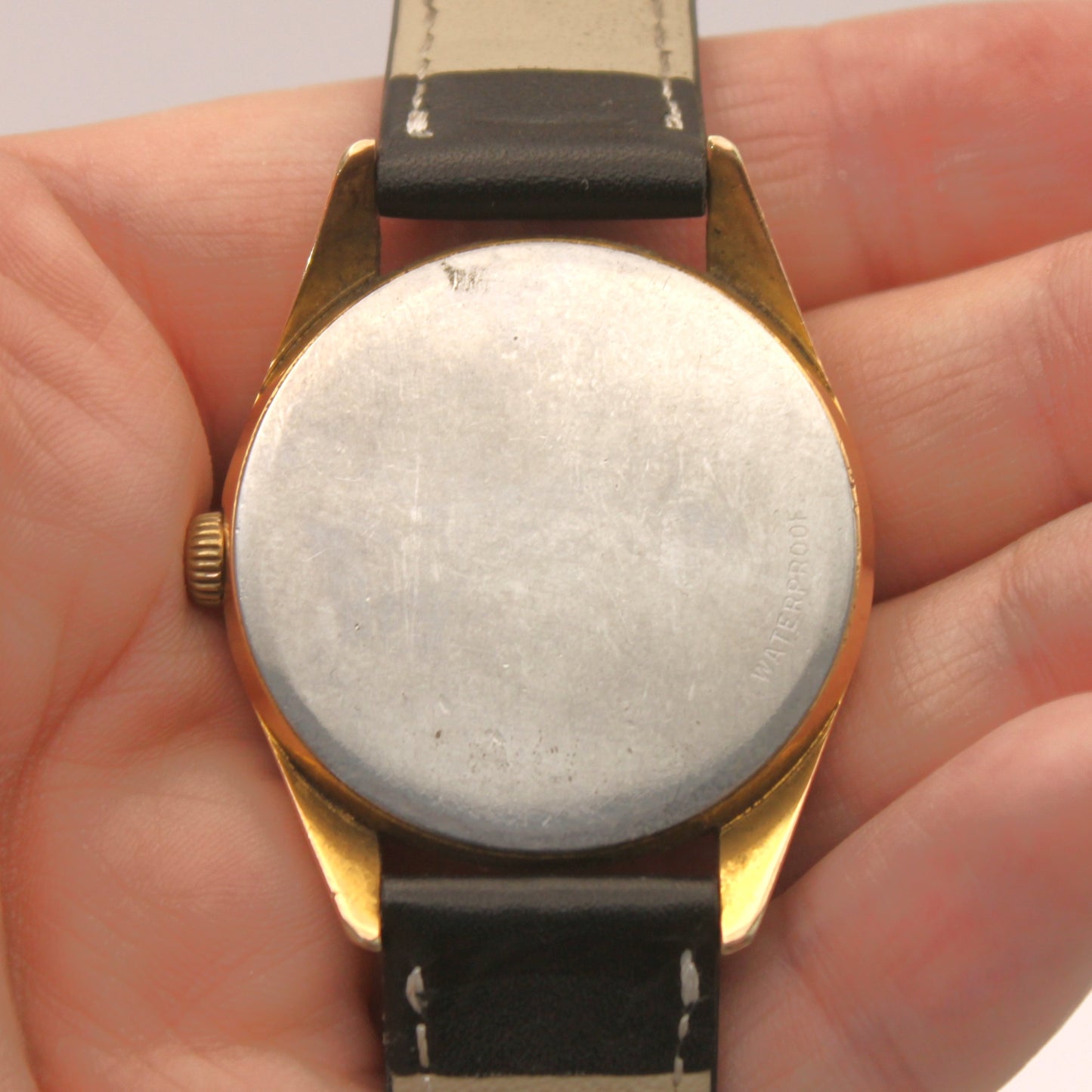 Reloj de pulsera Omega dorado (correa negra)