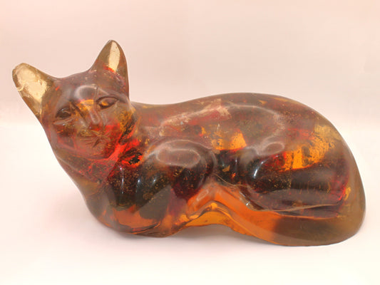 Gato recostado en ámbar (escultura)