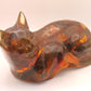 Gato recostado en ámbar (escultura)