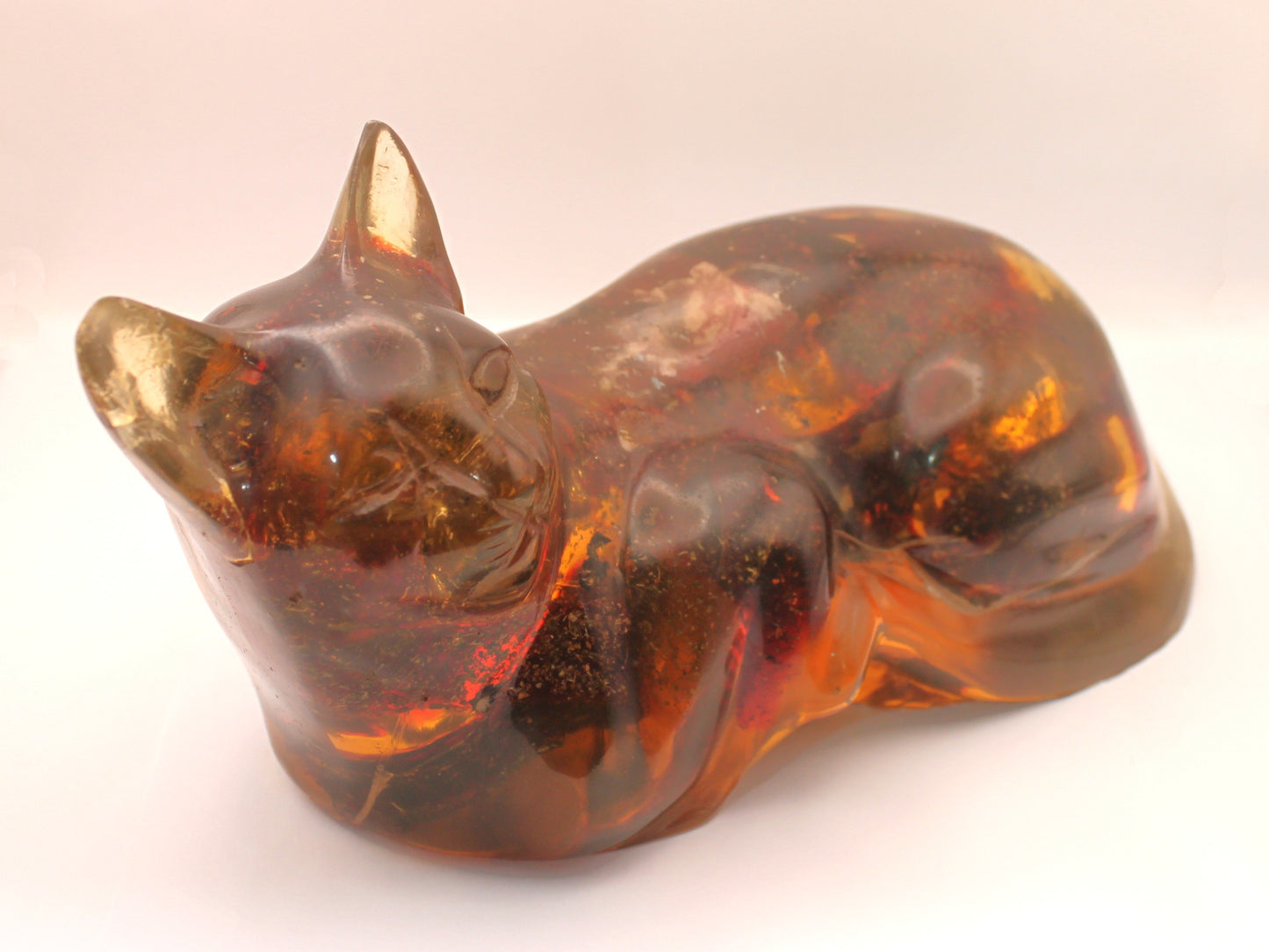 Gato recostado en ámbar (escultura)