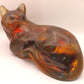 Gato recostado en ámbar (escultura)