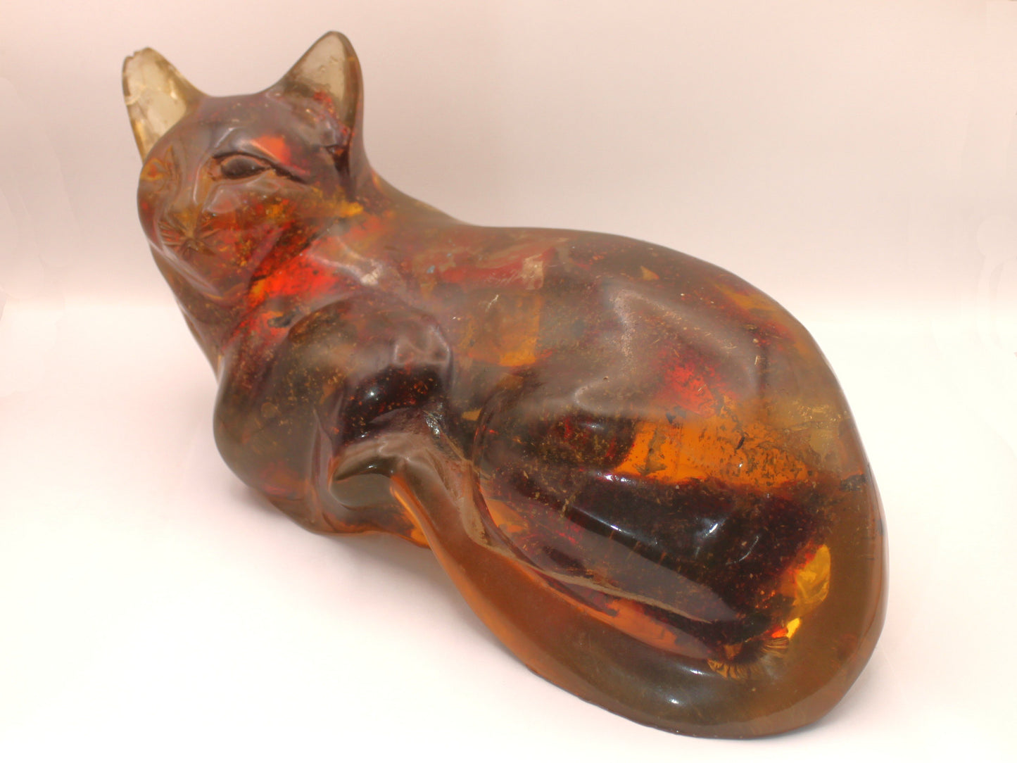 Gato recostado en ámbar (escultura)