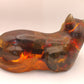 Gato recostado en ámbar (escultura)