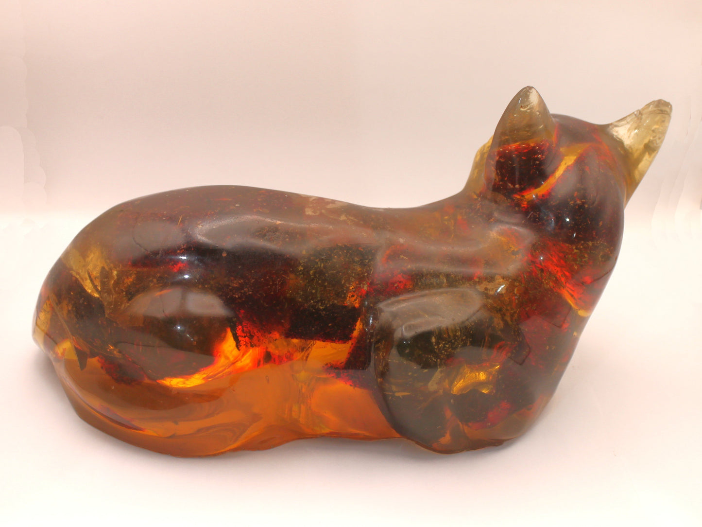 Gato recostado en ámbar (escultura)