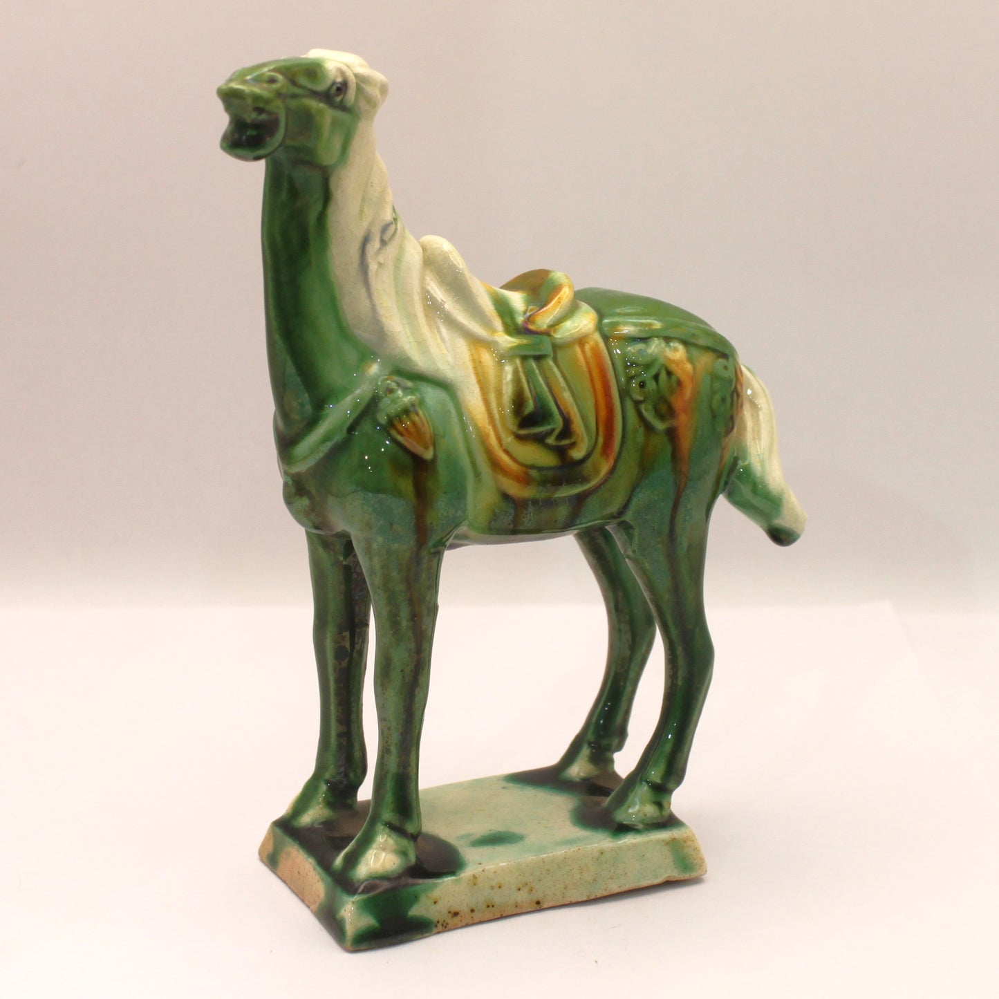 Caballo chino en cerámica (escultura)