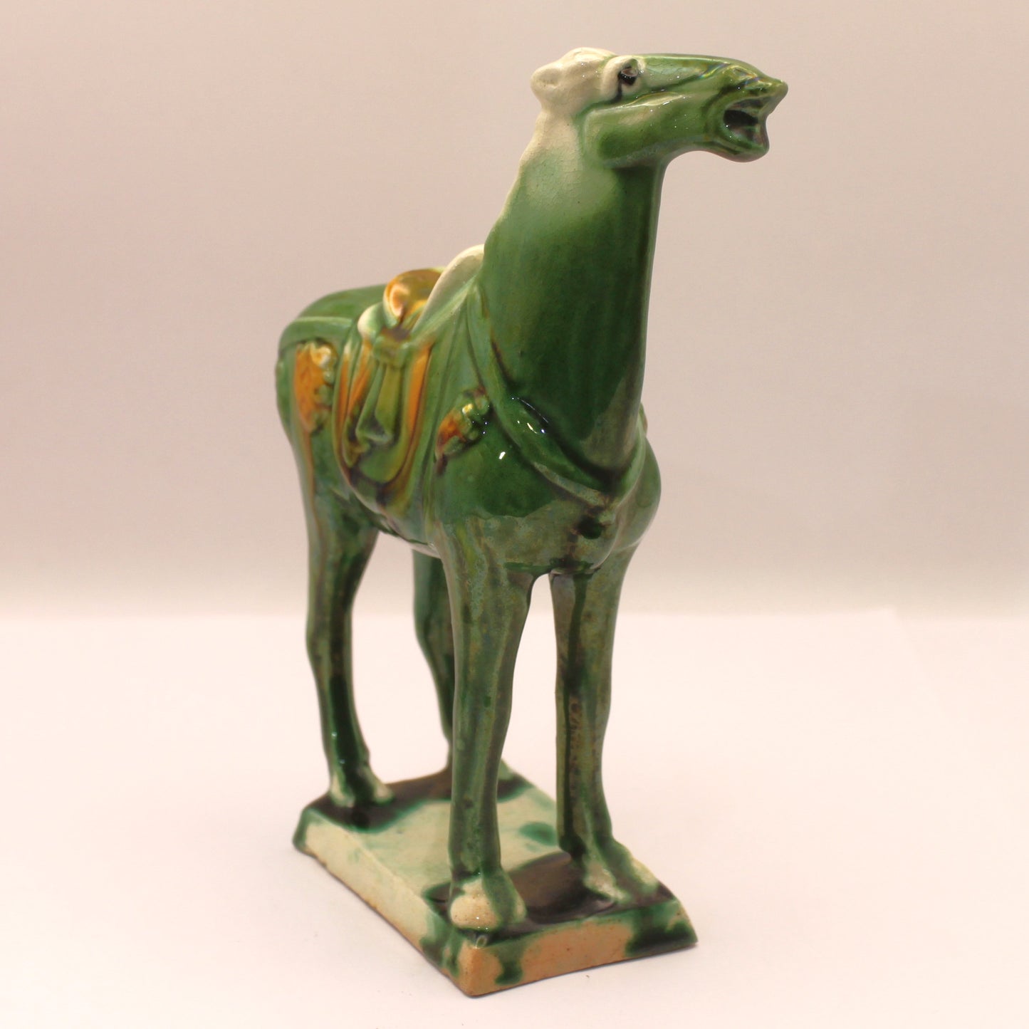 Caballo chino en cerámica (escultura)