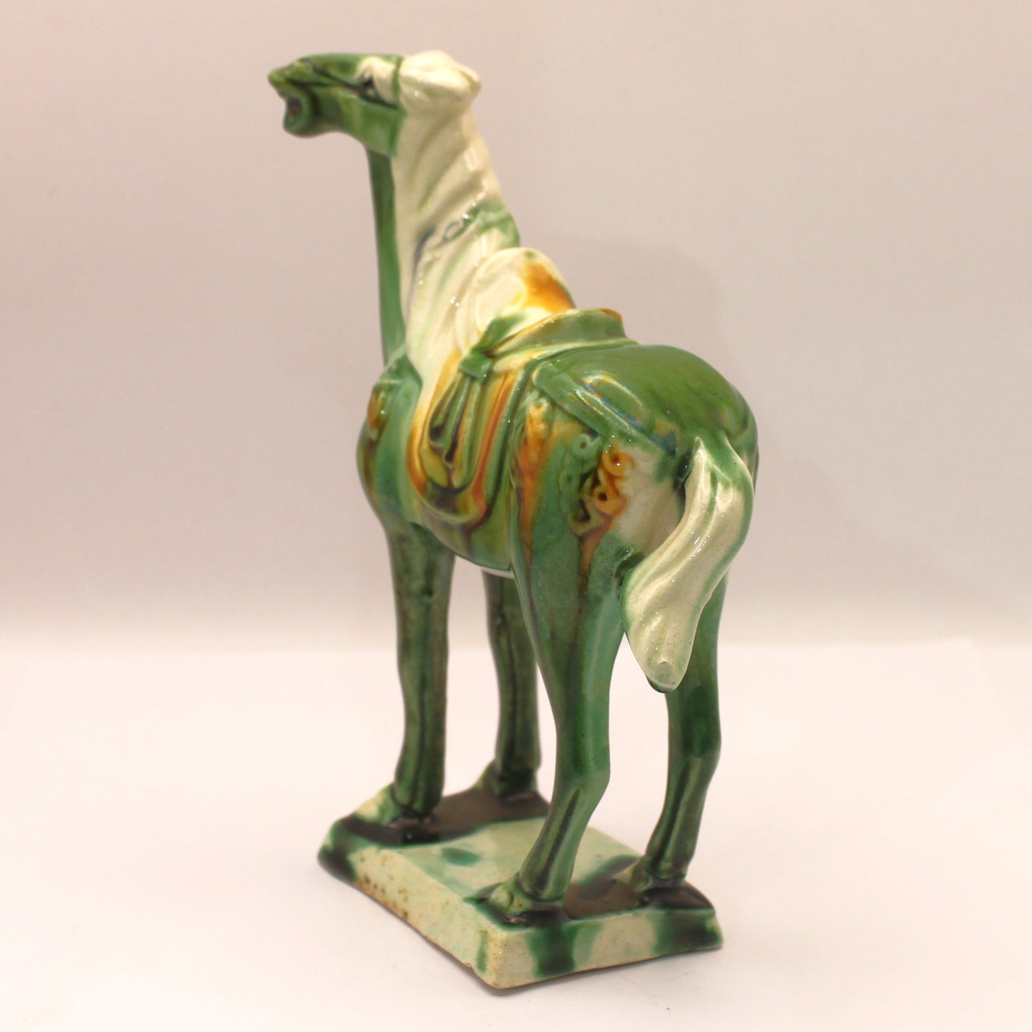 Caballo chino en cerámica (escultura)