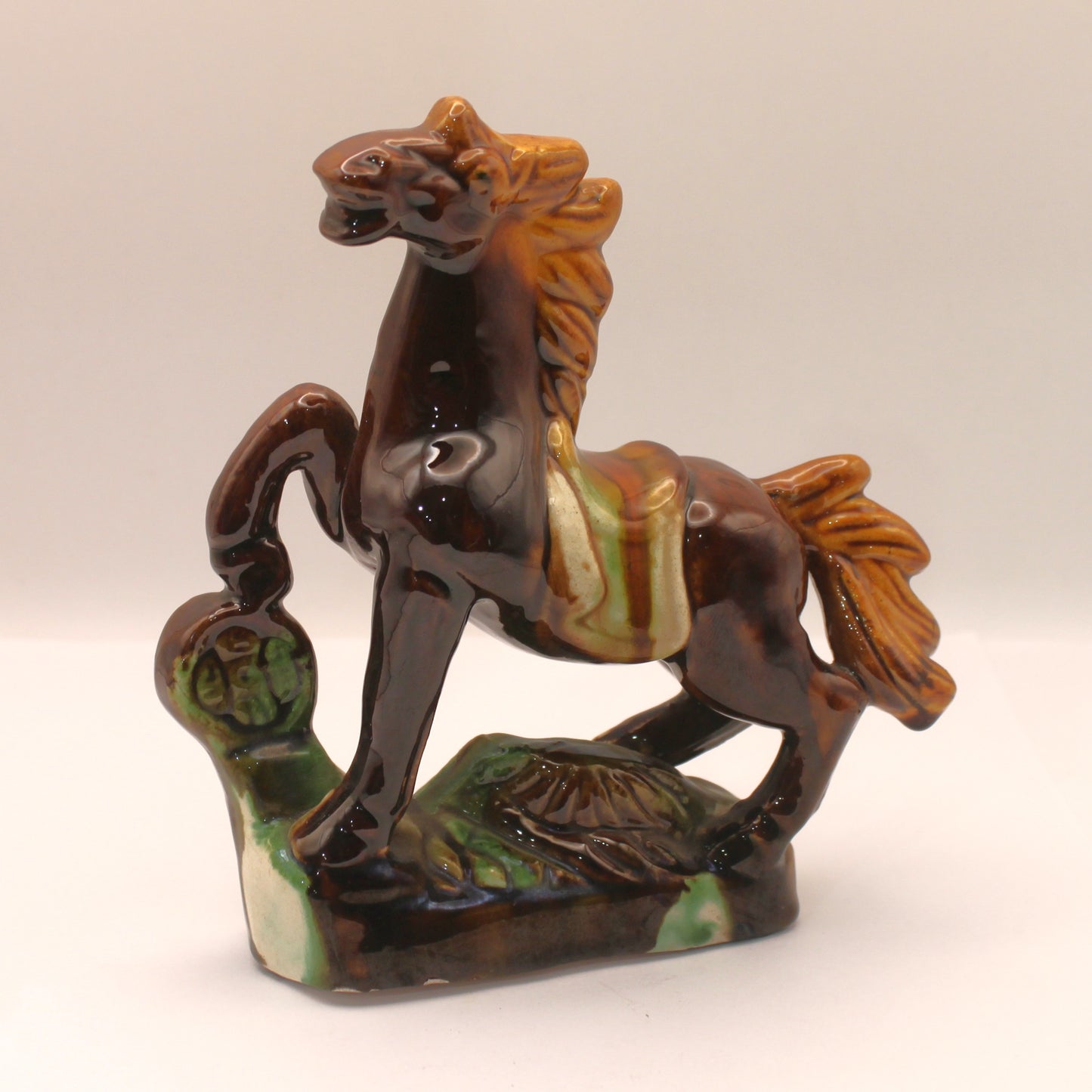 Caballo chino en cerámica (escultura)