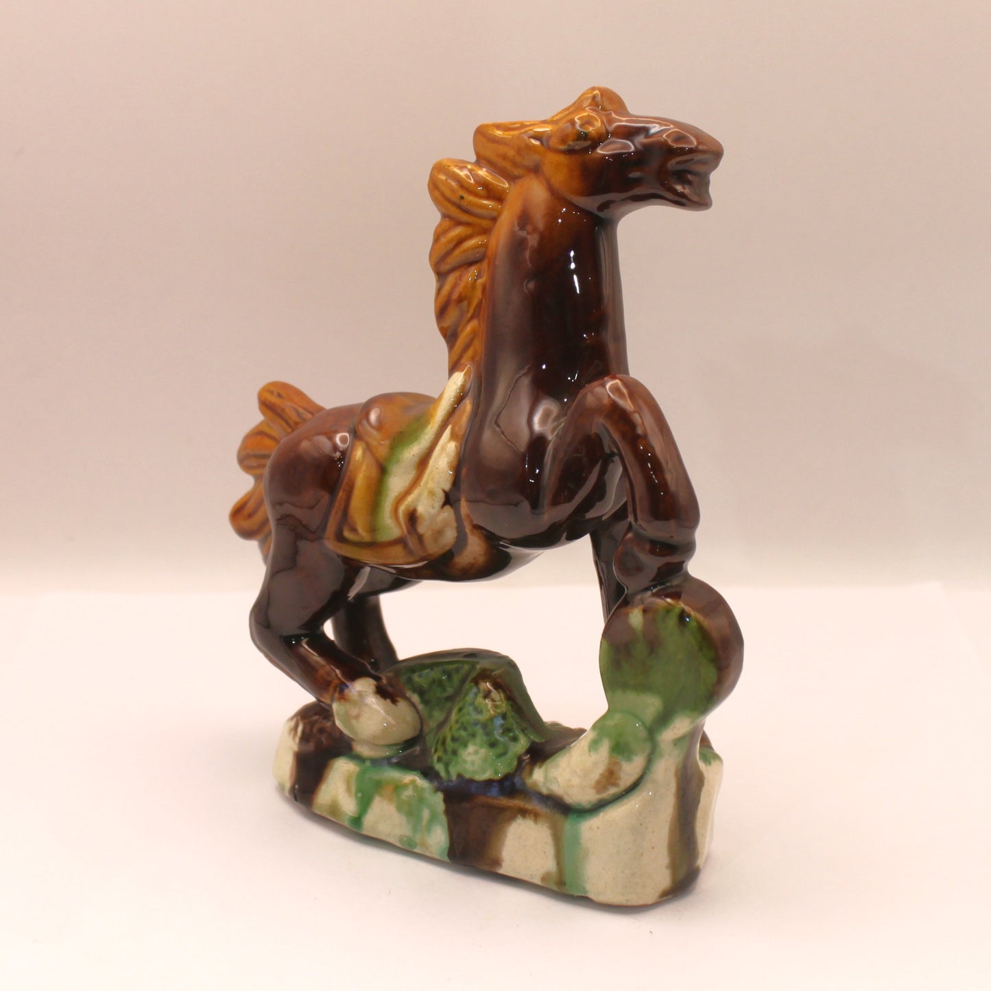 Caballo chino en cerámica (escultura)