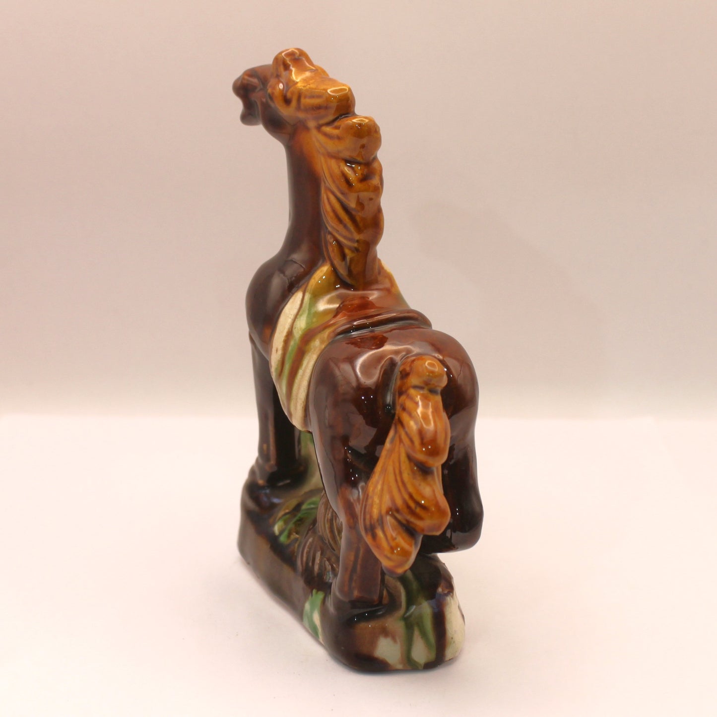 Caballo chino en cerámica (escultura)