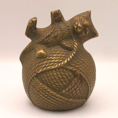 Alcancía de bronce - Gatito jugando con ovillo