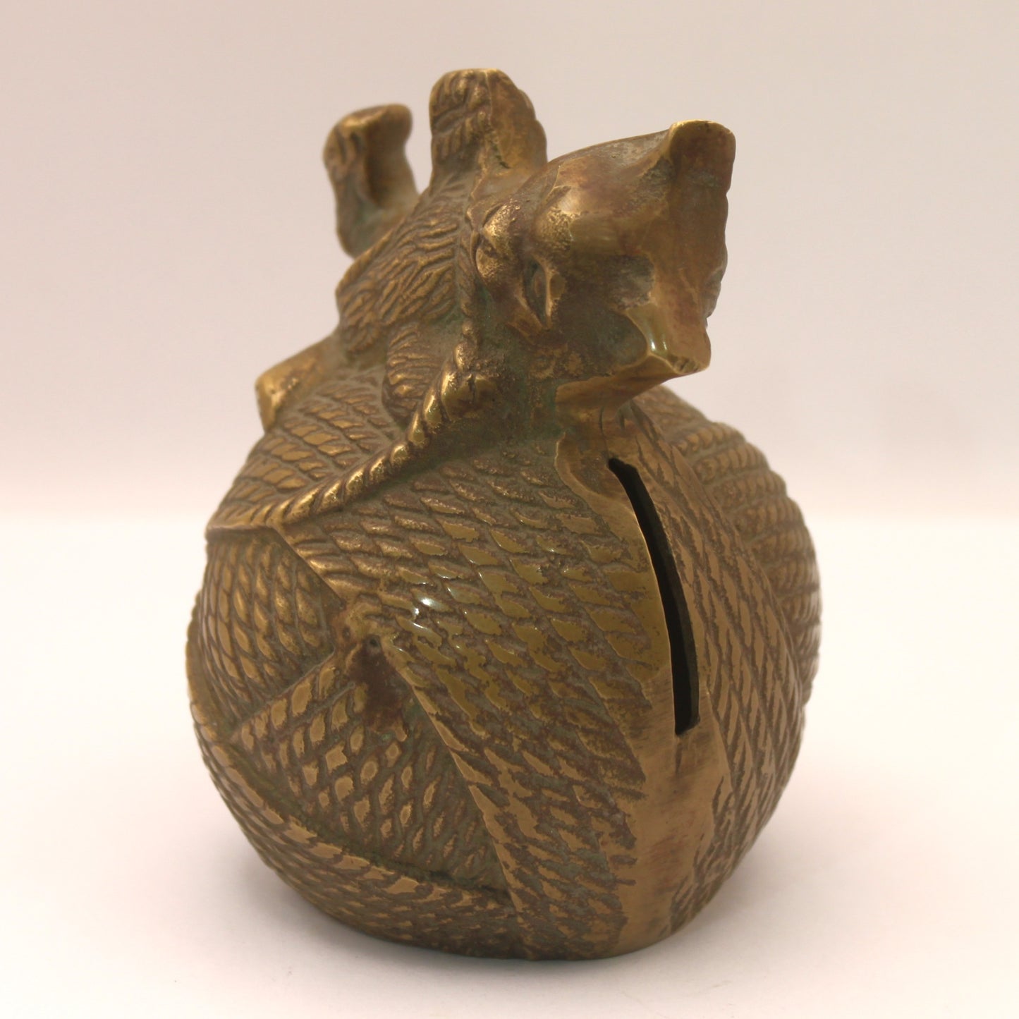 Alcancía de bronce - Gatito jugando con ovillo