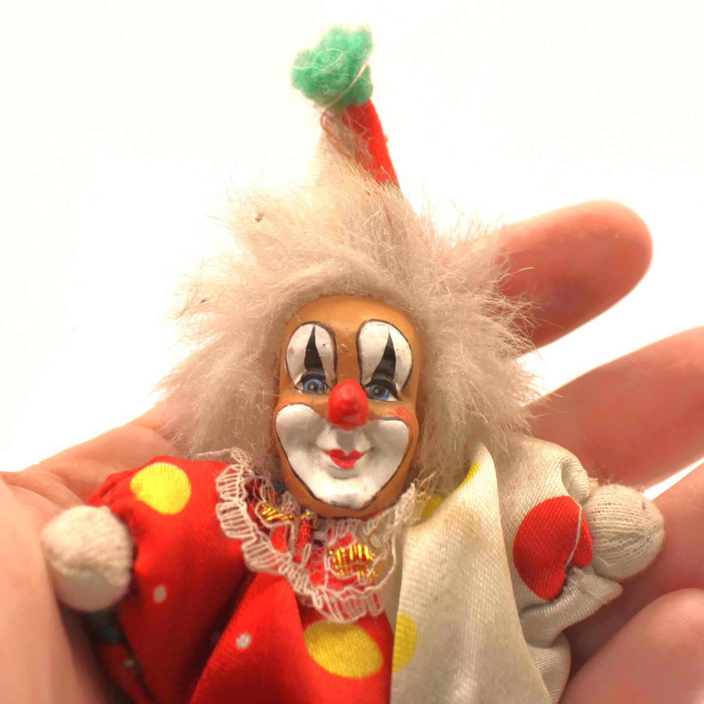 Payasito embrujado de porcelana y tela