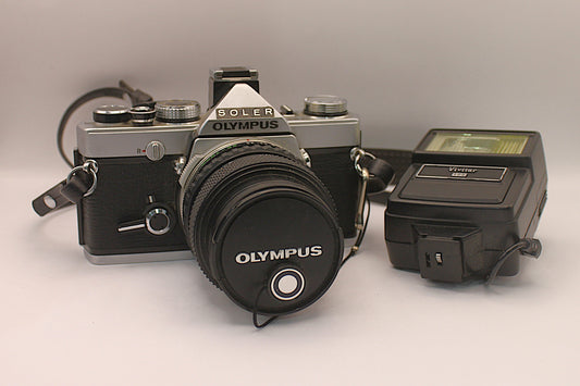 Cámara fotográfica Olympus OM-1 con flash Vivitar 125