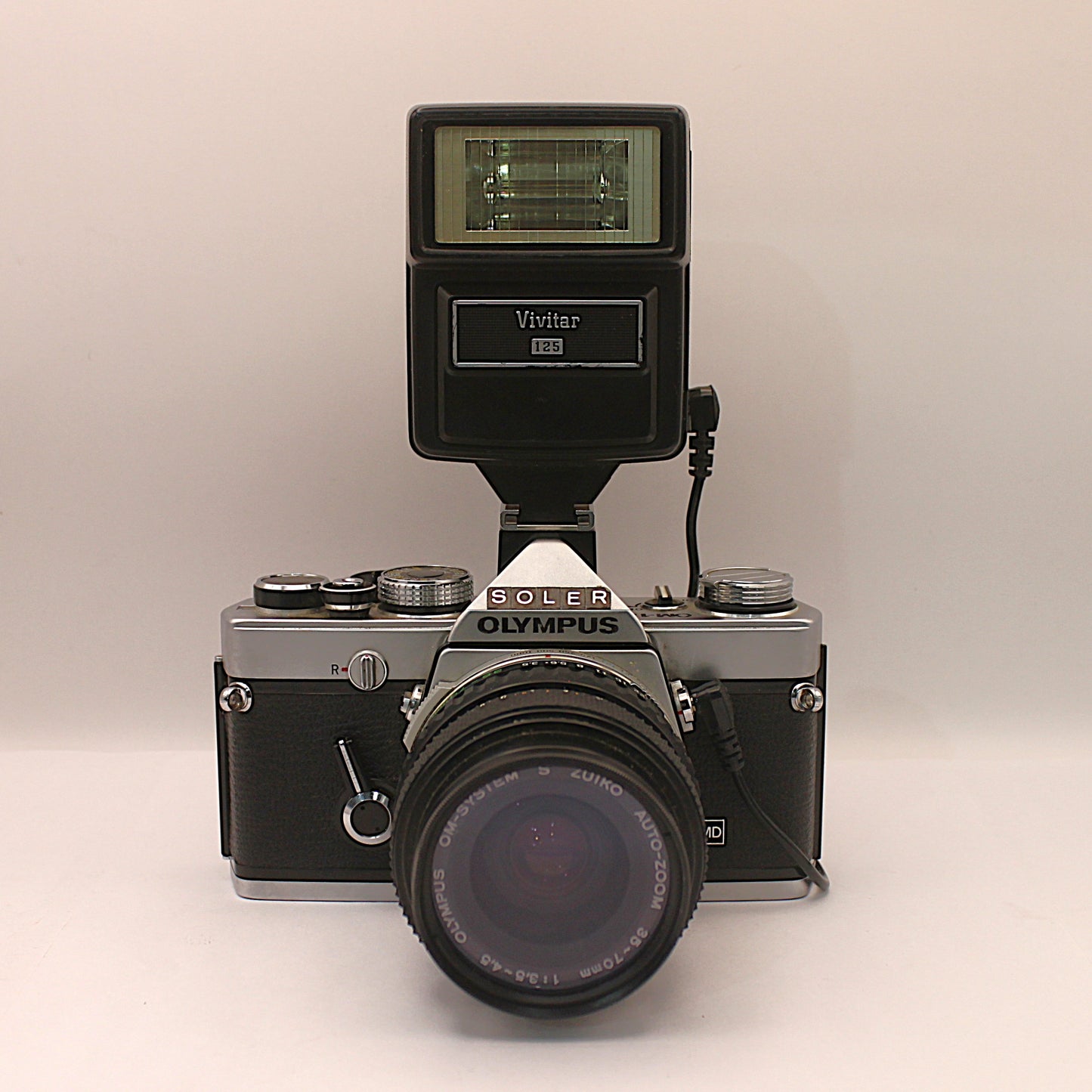 Cámara fotográfica Olympus OM-1 con flash Vivitar 125